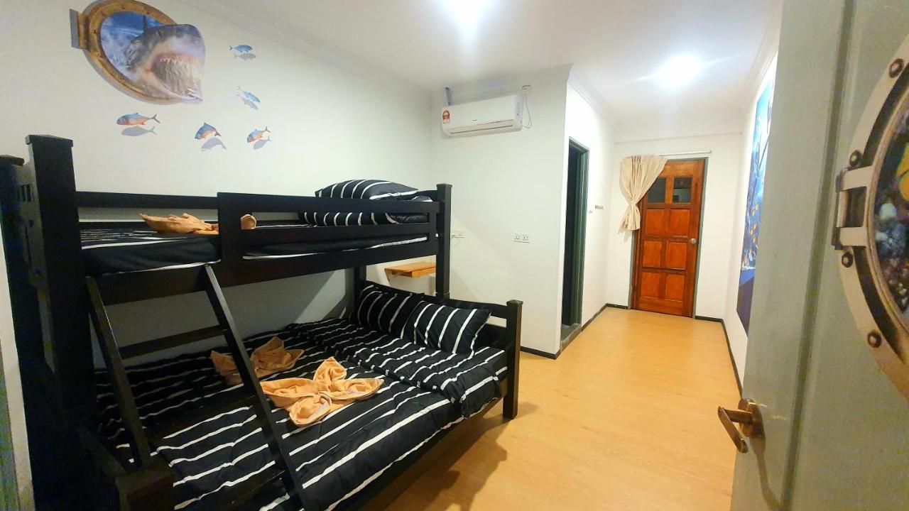The Ship Guesthouse Room Semporna Extérieur photo
